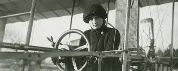 اولین خلبان زن